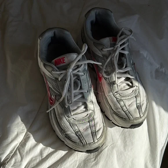 Nike Gray and pink Sneakers - Picture 2 of 10